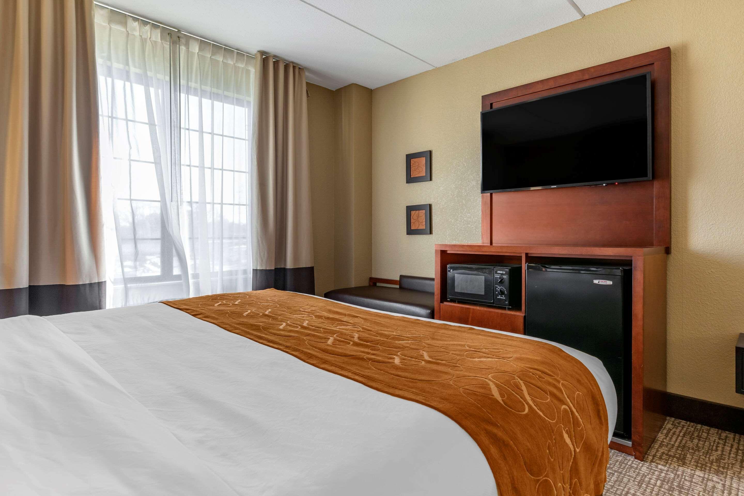 คอมฟอร์ต สวีท เซาท์ แกรนด์ แรพพิด Hotel Kentwood ภายนอก รูปภาพ
