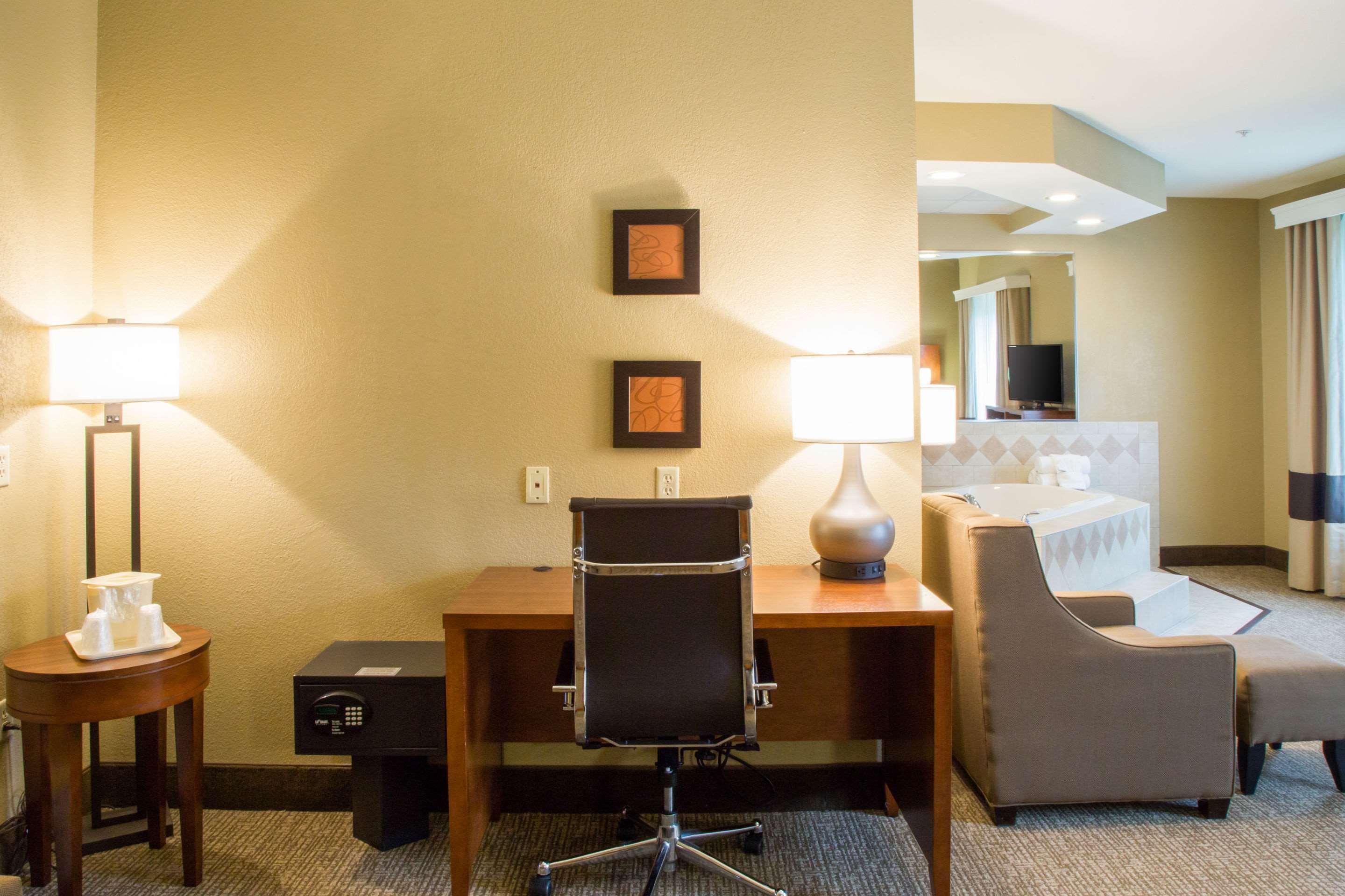 คอมฟอร์ต สวีท เซาท์ แกรนด์ แรพพิด Hotel Kentwood ภายนอก รูปภาพ