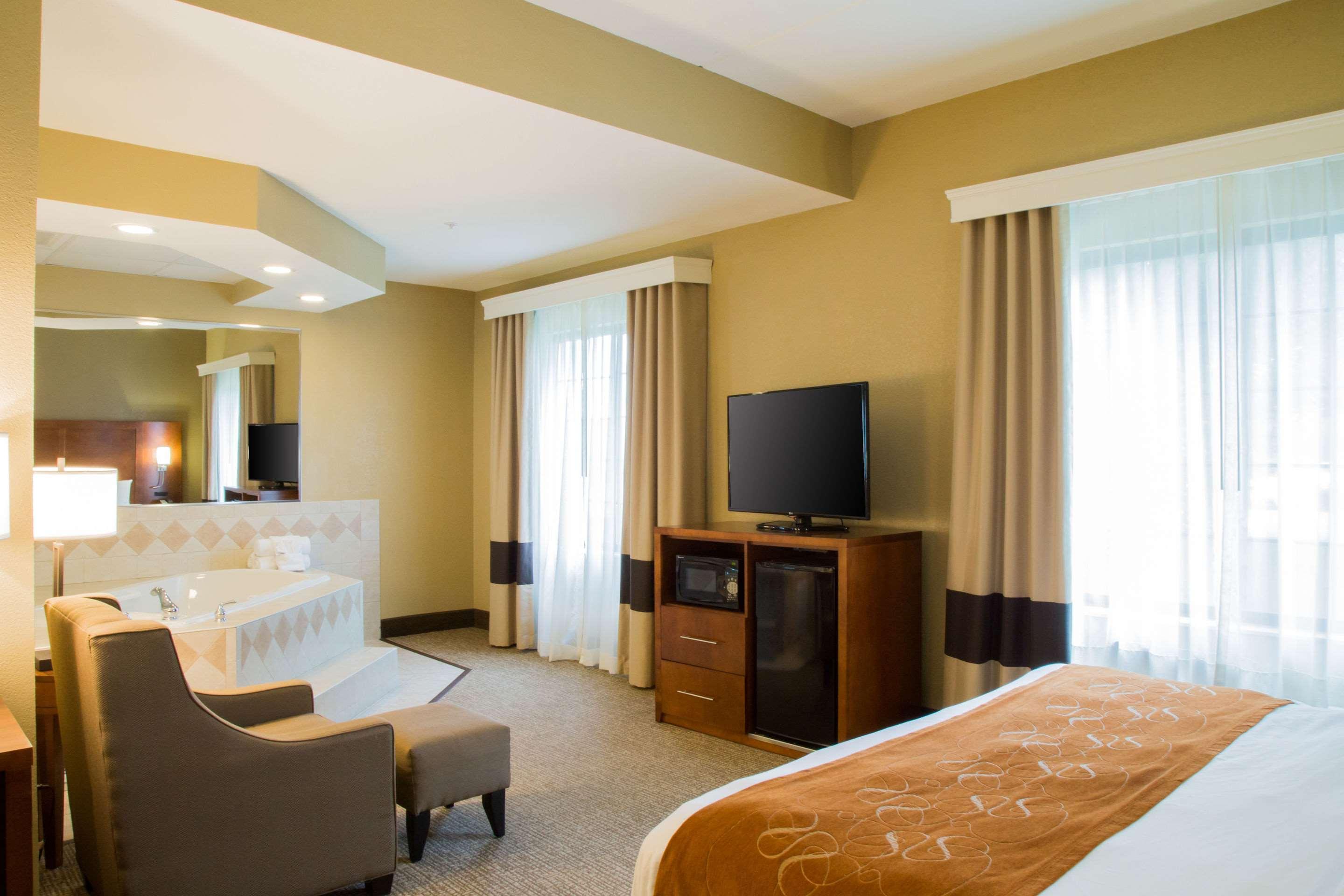 คอมฟอร์ต สวีท เซาท์ แกรนด์ แรพพิด Hotel Kentwood ภายนอก รูปภาพ