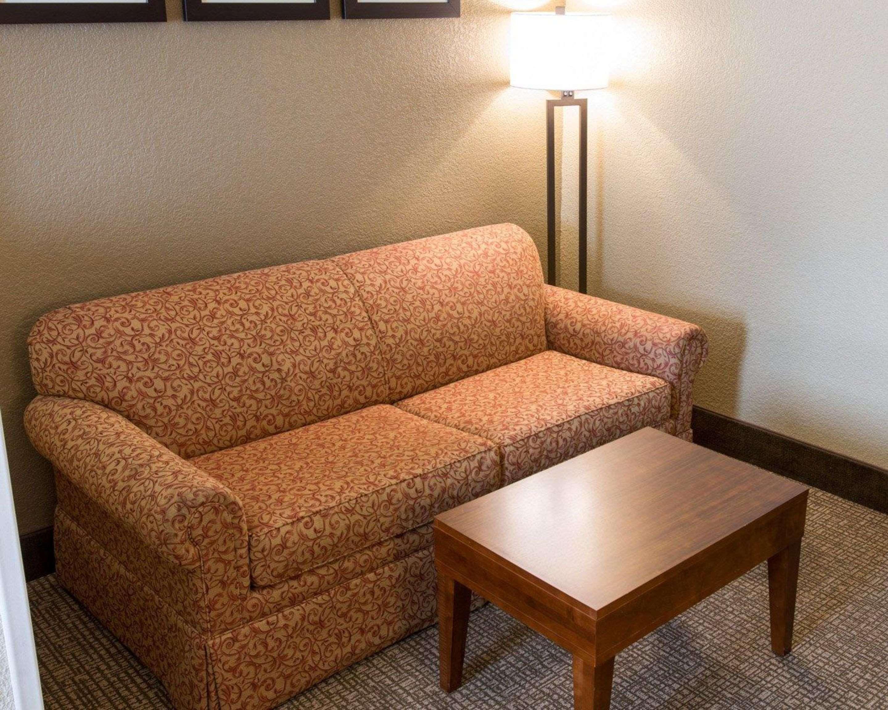 คอมฟอร์ต สวีท เซาท์ แกรนด์ แรพพิด Hotel Kentwood ภายนอก รูปภาพ